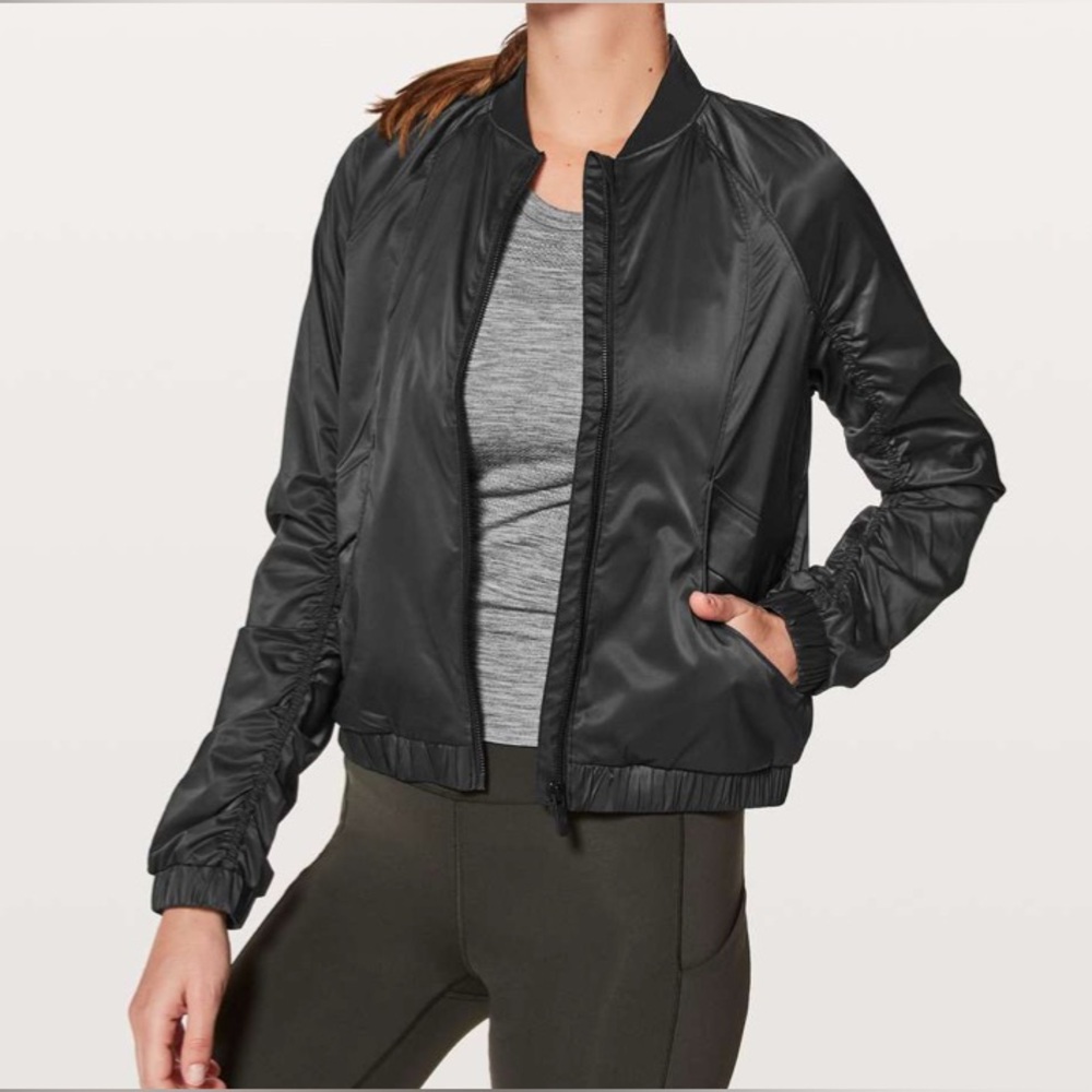 Lululemon x Versace RARE Above The Clouds Jacket
Black logo glitter aize 12 NWT - Picture 2 of 9